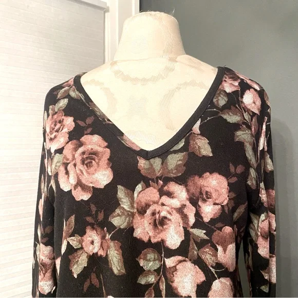 iZ Byer Black & Pink Floral V-neck Criss-cross Back Top - Picture 3 of 5